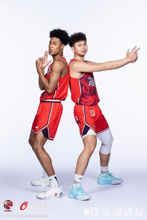 广州男篮社媒分享新赛季球队定妆照:新赛季各式各样的组合 广州男篮社媒分享新赛季球队定妆照:新赛季各式各样的组合