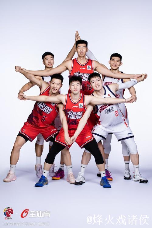 广州男篮社媒分享新赛季球队定妆照:新赛季各式各样的组合 广州男篮社媒分享新赛季球队定妆照:新赛季各式各样的组合