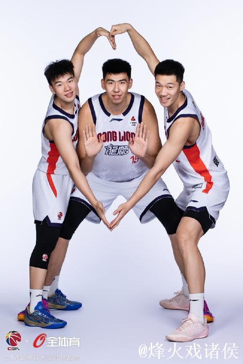 广州男篮社媒分享新赛季球队定妆照:新赛季各式各样的组合 广州男篮社媒分享新赛季球队定妆照:新赛季各式各样的组合
